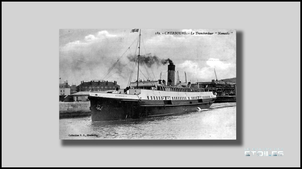 Le Nomadic dans le port de Cherbourg | Par Auteur inconnu — Le Site du Titanic, Domaine public, https://commons.wikimedia.org/w/index.php?curid=8273458